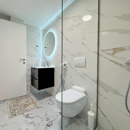 Private Pool 1 *